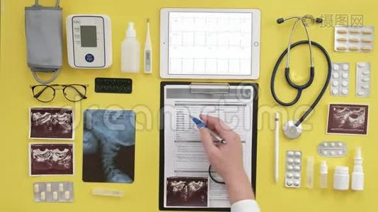 治疗师的桌面，心电图结果`电脑平板，超声波，医学和保健的概念视频