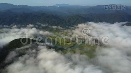 晨雾覆盖山谷，覆盖广阔的高地视频