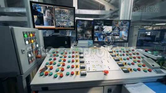 控制室。 控制台板在工厂设施的特殊房间里。视频