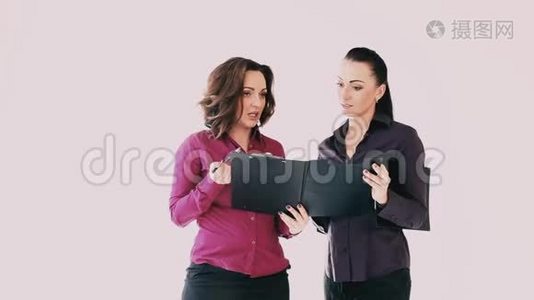 两名妇女在办公室讨论该文件视频