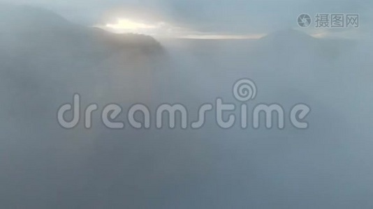 鸟瞰穿过云层的通道，进入山路附近的山谷。 北高加索视频