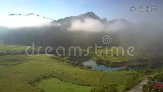 在雾中，医生用河流飞过乡村景色，飞到群山视频