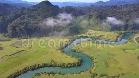 河水穿过早晨阳光照射的高地视频