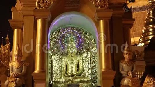 仰光Shwedagon Pagoda的拱门内供奉着用金色装饰的灰泥佛像夜景视频