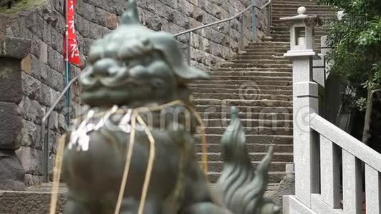 东京阿塔哥神社的雕像守护犬特写视频