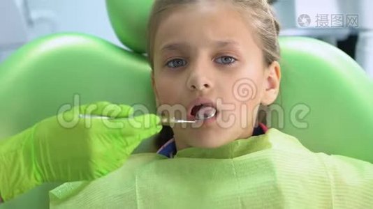 儿童牙科医生用口腔镜检查牙齿，常规牙科检查视频