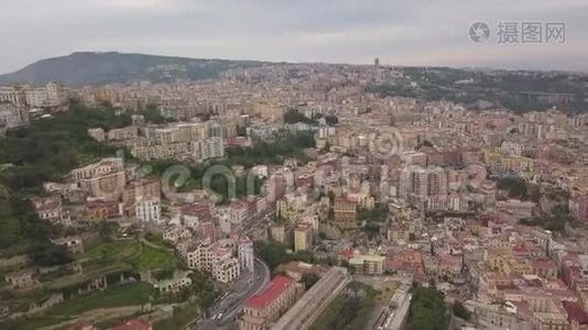 那不勒斯地区的空中景色。 一架无人机飞过那不勒斯。视频