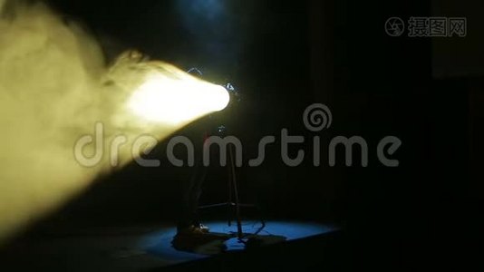 一个年轻的女人照明器描绘了一束光。视频