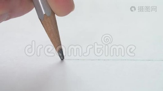 艺术家们用一支木笔在纸上画一条直线。视频