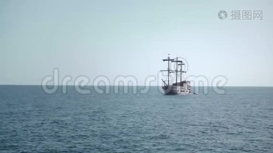 海盗帆船在海洋中。视频
