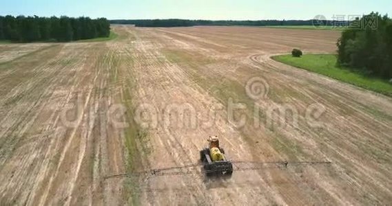 Flycam跟随施肥机沿着收割的田地行驶视频