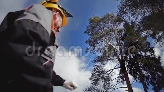植树者把绳子伸到树的顶端视频