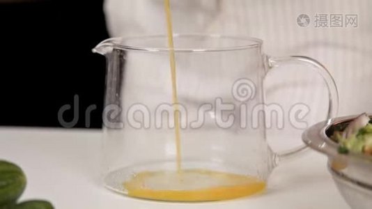 新鲜橙汁倒入玻璃瓶视频