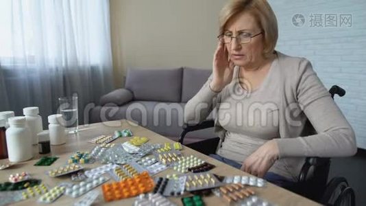 伤心的老妇人把药片从桌子上扔下来哭，健康问题，抑郁视频
