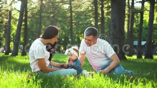快乐的传统家庭和小女孩一起度过阳光公园视频