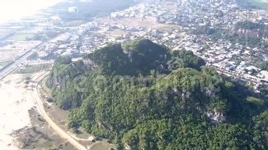 鸟眼飞行青山与寺庙对抗现代城市视频