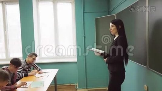 女老师在，女老师站在学生面前视频