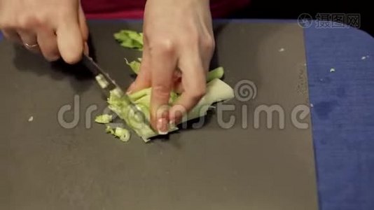 家庭主妇在家煮健康食品，用有机芹菜做沙拉视频
