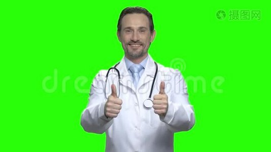 幸福微笑医生的画像，竖起两个大拇指。视频