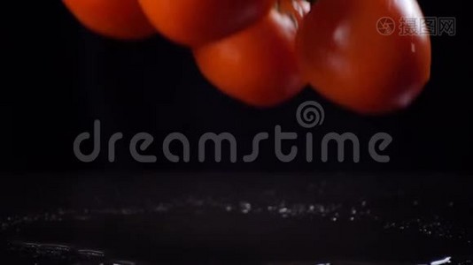 落下的红西红柿溅起水花，动作缓慢视频