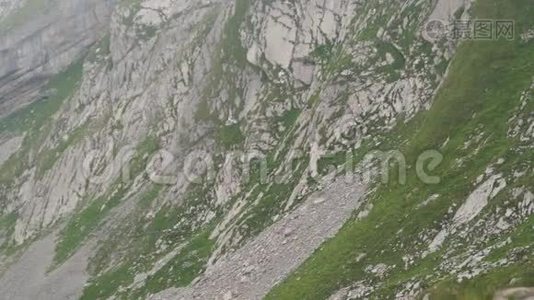 在山里偷窥。 高山峰的陆地景观背景。 伯尼斯高地的Jungfrau。 阿尔卑斯山，旅游和冒险徒步旅行视频