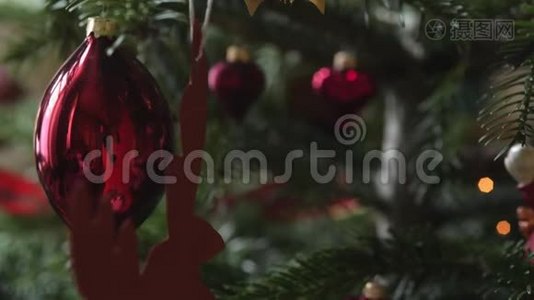 圣诞树上的圣诞装饰视频