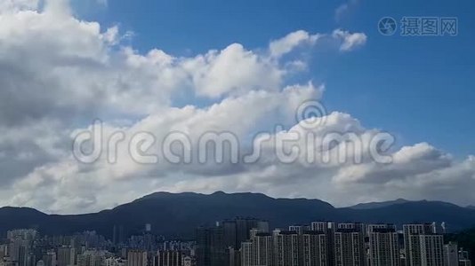 亚洲、韩国釜山、建筑物和山脉的云层时间流逝视频