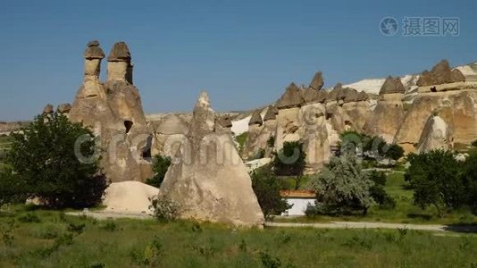 有白色建筑的圆锥形岩层视频