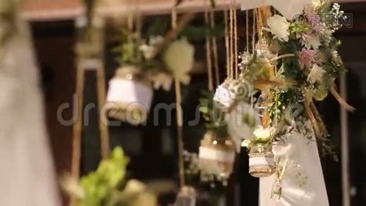 结婚。 仪式。 结婚拱门。 婚礼拱门由野花和麦穗组成视频