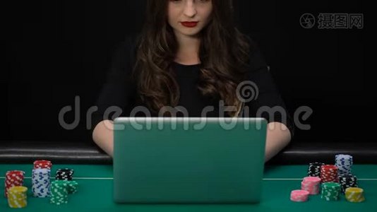 女人在笔记本电脑上玩游戏，展示成功的手势，赢得赌注，财富视频