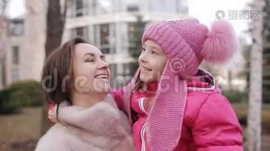 妈妈和女儿玩得很开心。 宝贝和妈妈在街上讲一首诗视频