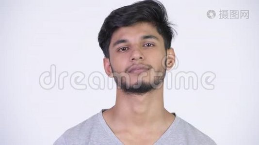 年轻英俊留胡子的印度男人接受采访视频