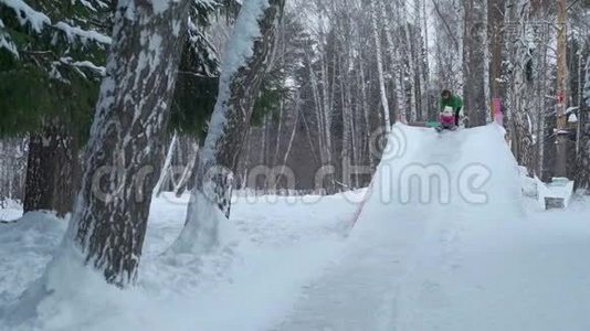 小女孩骑着大冰滑梯视频