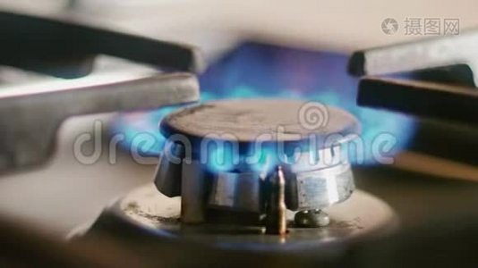 煤气炉燃烧器蓝色火焰的特写镜头。视频
