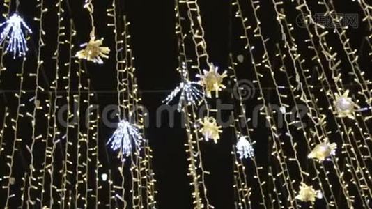 为圣诞节和新年庆祝而装饰的街道。 装饰灯光花环的底部景观视频