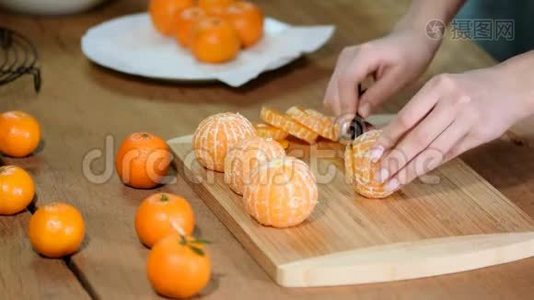 女人用手切青柠橘子的特写镜头。视频