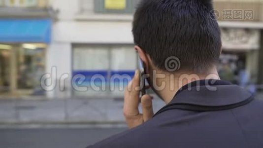 在城市街道上通过电话对高个子男人进行情感讨论视频