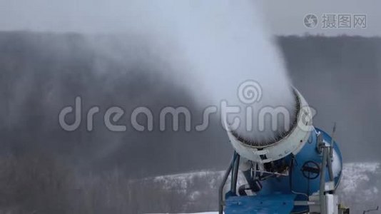 雪炮在滑雪场慢动作下雪视频