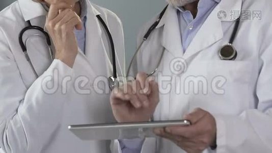 医生在平板电脑上检查电子病历，正在进行诊断视频
