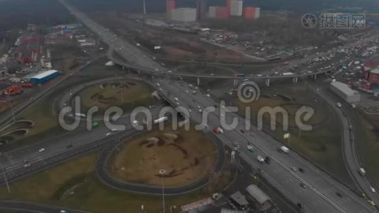 城市主要道路的俯视图.. 道路交叉口的俯视图.. 照相机正飞过道路的半径视频