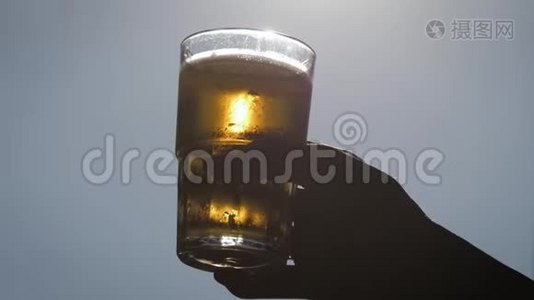 日落时喝杯啤酒。 降温消暑饮品理念..视频