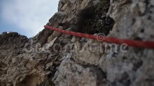 攀绳挂在岩石特写上.. 设备登山者在山上，稳定射击。视频