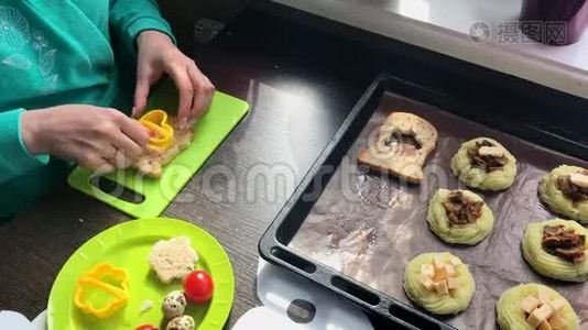 做三明治的女人。 使用塑料模具，它推动一个洞在一块面包，以填补它的填充。视频