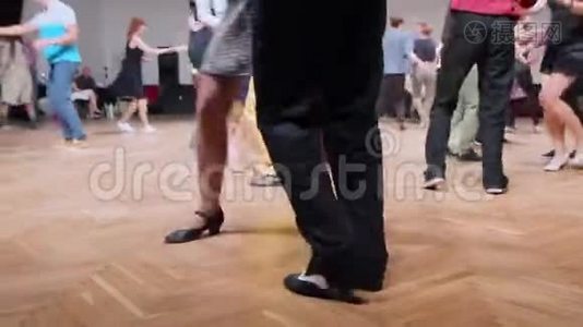 舞者在秋千节上表演林迪跳舞。 跳舞的腿靠近。视频