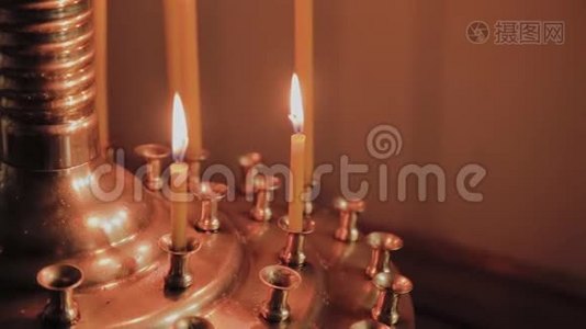 在教堂礼拜时在烛台上点燃教堂的蜡烛。视频