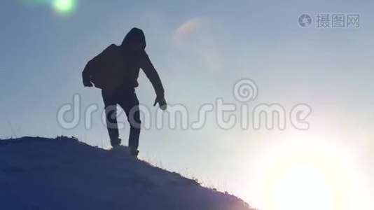 登山者从雪山上慢慢下来，以免摔倒。 在山区的极端远足游客。 徒步旅行者视频