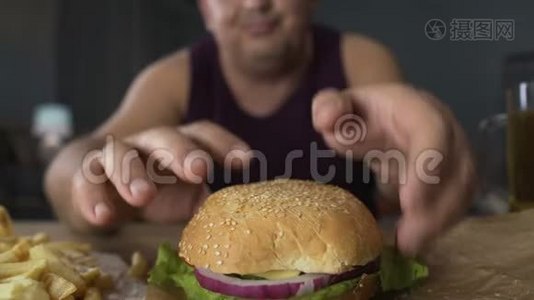 肥胖的人吃大汉堡，但不咬它，拒绝不良的饮食习惯视频