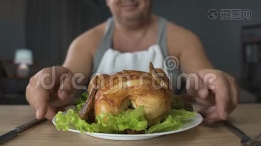 肥胖男性喜欢美味的烤鸡、暴饮暴食和垃圾食品视频