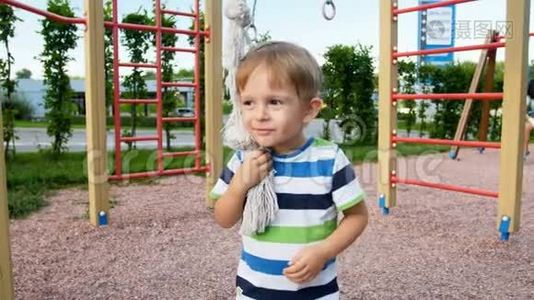 4k视频小男孩在公园操场上玩绳子视频