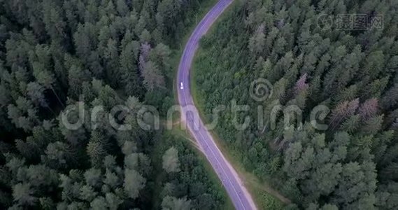 空中观景。 飞过马路。 跟踪车视频